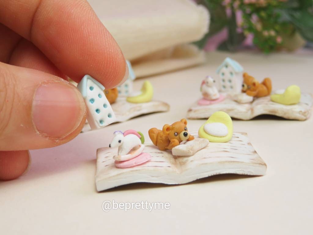 Miniature Baby Bear Reading Scene Set