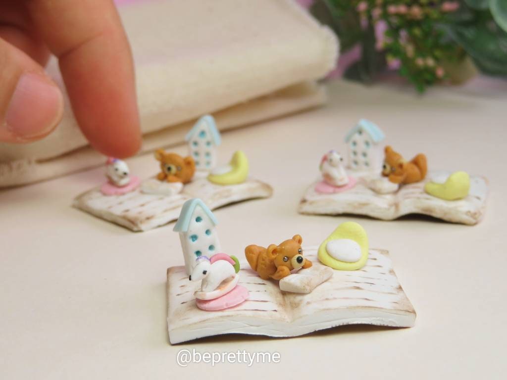Miniature Baby Bear Reading Scene Set